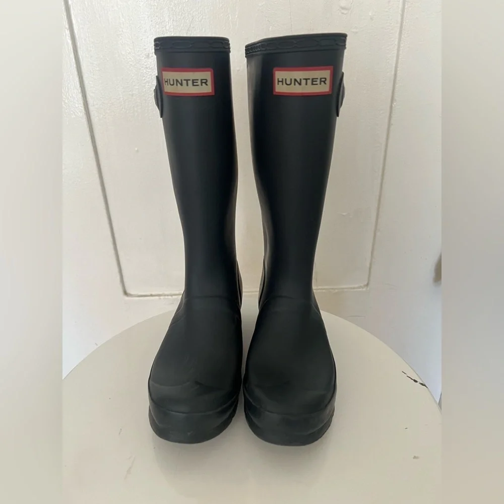 Kids navy blue hunter rain boots. Size 2/3. Good condition.